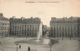 FRANCE - Rennes - Vue Sur La Place Du Palais Et La Rue Bourbon - Fontaine - Animé - Carte Postale Ancienne - Rennes