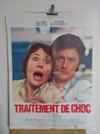 Affiche Pliée Originale Traitement De Choc Avec Annie Girardot Et Alain Delon 1973 ( Format 80 Cm X 60 Cm ) - Affiches & Posters