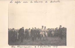 51-FERE-CHAMPENOISE- CARTE-PHOTO- LE DEFILE SUR LE CHAMP DE BATAILLE  LE 6 SEPTEMBRE 1917 - CEREMONIE MILITAIRE - Fère-Champenoise