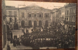 Cpa 24 Dordogne, NONTRON, Hôtel De Ville, Place Animée, Cérémonie, Fanfare, éd Jollivet, Non écrite - Nontron