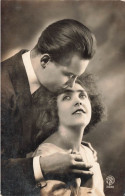 FANTAISIE - Couple - Homme Embrassant Sa Femme Sur Le Front - Edit RTB - Carte Postale Ancienne - Autres & Non Classés