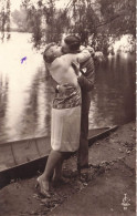 FANTAISIE - Couple S'embrassant Au Bord D'un Lac - Barque - LC Paris - Carte Postale Ancienne - Autres & Non Classés