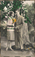 FANTAISIE - Couple Sous Un Arbre - Bouquet De Fleurs Jaunes - Colorisé - Carte Postale Ancienne - Autres & Non Classés