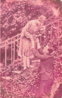 FANTAISIE - Couple - Femme Sur Un Escalier Penché Vers Un Homme - Bouquet De Fleurs  - Carte Postale Ancienne - Autres & Non Classés