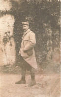 CARTE PHOTO - Soldat - Seul - En Uniforme - Seul - Militaire - Carte Postale Ancienne - Photographie