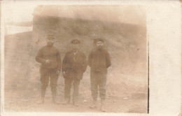 CARTE PHOTO - Soldats - Trois Soldats - En Uniformes - Militaires - Carte Postale Ancienne - Fotografie