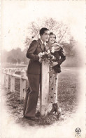 FANTAISIE - Couple En Campagne - Clôture - Bouquet De Fleurs - Carte Postale Ancienne - Other & Unclassified