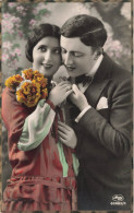 FANTAISIE - Couple - Bouquet De Fleurs Jaunes - Robe Rouge - Homme Tenant La Main De La Femme - Carte Postale Ancienne - Autres & Non Classés