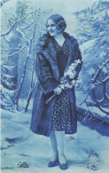 FANTAISIE - Femme - Ste Catherine - Jeune Femme En Manteau De Fourrure - Hiver - Fleurs - Carte Postale Ancienne - Mujeres