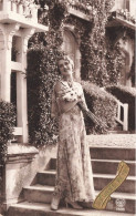 FANTAISIE - Femme - Bonne Fête - Jeune Femme Sur Les Escaliers - Bouquet De Fleurs - Jardins - Carte Postale Ancienne - Mujeres
