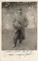 CARTE PHOTO - Soldat - Militaire Portant Un Bouquet De Fleur - Uniforme - Carte Postale Ancienne - Photographie