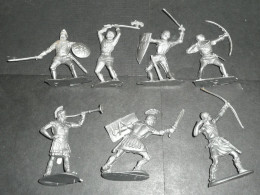 Lot Jouets Anciens 7 Personnages Plastique Vintage Soldats Guerriers, Arc épée Hache Trompette - Armee