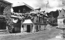 Acquigny * Rue Et Le Vieux Logis - Acquigny