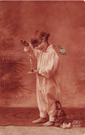 ENFANT - Garçon Avec Une Chandelle - Poupée Par Terre - Pyjama - René - Carte Postale Ancienne - Other & Unclassified