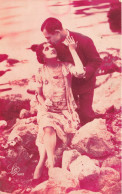 FANTAISIE - Couple Sur Les Rochers à La Plage - Homme Embrassant Le Front De Sa Compagne - Carte Postale Ancienne - Autres & Non Classés