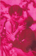 FANTAISIE - Couple Lors D'une Fête - Homme Embrassant La Joue De Sa Compagne - Carte Postale Ancienne - Autres & Non Classés