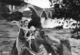 Plougastel * Jeunes Filles Du Pays En Coiffe Et Costume * Au Bord De L'élorn - Plougastel-Daoulas