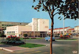 Royan * Le Rond Point , La Poste Et Avenue De La République - Royan