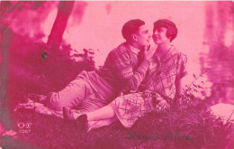 FANTAISIE - Couple Assis Dans L'herbe - Lac - Picnic - Carte Postale Ancienne - Autres & Non Classés