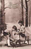 FÊTES ET VOEUX - Bonne Année - Deux Enfants Jouant à La Luge - Hiver - Chance - Fer à Cheval - Carte Postale Ancienne - Año Nuevo