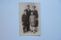 Carte Photo  -  Famille  -  Photogaphie H. BECKER - 10, Place Communale  -  MOLENBEEK  -  Belgique - Ambachten