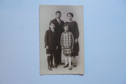 Carte Photo  -  Famille  -  Photogaphie H. BECKER - 10, Place Communale  -  MOLENBEEK  -  Belgique - Old Professions
