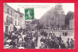 F-79-La Mothe Saint Heray-10A20  Place De L'église Un Jour De Fêtes Des Rosières, Belle Animation, Cpa BE - La Mothe Saint Heray