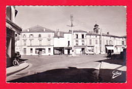 F-17-Matha-57Ph114  La Place Samson, Pharmacie, Vieilles Voitures, BE - Matha