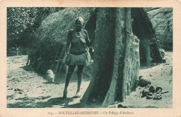 [-5%] VANUANTU - Nouvelles Hébrides - Un Village DAmbruyiii - Femme - Carte Postale Ancienne - Vanuatu
