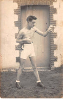 Sports - N°87991 - Boxe - Jeune Homme Avec Les Mains Bandées Dans Une Cour - Carte Photo, Vendue En L'état - Boxe