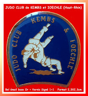 SUPER PIN'S "JUDO CLUB" De KEMBS Et FOECHLE, émai Base Or Vernissé Base Or, Format 2,3X2,3cm - Judo