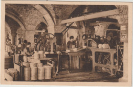 Aveyron : ROQUEFORT : Fromage :  Cave Carrière , Atelier   De  Piquage , Brossage - Roquefort