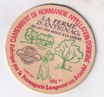 Etiquette  Ou Dessus De Boîte  De Fromage -  CAMEMBERT DE NORMANDIE - LA FERME D'ANTIGNAC - Quesos