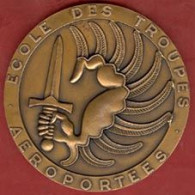 ** MEDAILLE  ECOLE  Des  TROUPES  AEROPORTEES ** - France