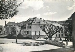 15 , CONDAT EN FENIERS , Place De La Mairie , Monument Et école , * M 29 57 - Condat