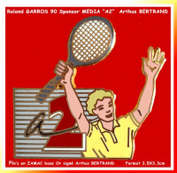 SUPER PIN'S "Arthus BERTRABD-MEDIA ANTENNE 2" Thème Roland GARROS,format 3,5X3,3cm - Arthus Bertrand
