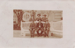 CARTE PHOTO - Groupe D'hommes - Trois Hommes Assises Sur Une Chaise - Trois Hommes Debout - Carte Postale Ancienne - Fotografia