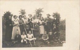 CARTE PHOTO - Groupe De Gens - Familles - Enfants - Hommes - Femmes - Carte Postale Ancienne - Fotografie