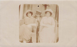 CARTE PHOTO - Trois Personnes - Homme - Deux Femmes Assissent Sur Une Chaise - Carte Postale Ancienne - Fotografia