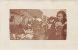 CARTE PHOTO - Groupes De Personnes - Dans Le Marché - Hommes - Femmes - Carte Postale Ancienne - Photographie