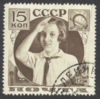 Russia Sc# 588 Used 1936 15k Girl Pioneer Saluting - Used Stamps