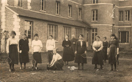 N58 - TENNIS - Carte Photo - Une Groupe De Jeunes Filles S'adonnant Aux Sport De Raquettes - Tennis