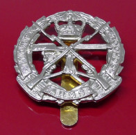Small Arms School Regiment Modern Good Quality Copy Metal Badge British Army Queens Crown - Militaria