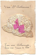 N°23603 - Vive Sainte-Catherine - Bonnet En Dentelle Et  Ruban Rose - Santa Catalina