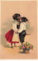 N°23645 - Carte Gaufrée - Couple De Teckels Habillés S'embrassant - Dackel - Dressed Animals