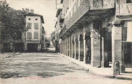 Réalmont * La Rue De L'hôtel De Ville * Arcades * Débit De Tabac Tabacs - Realmont