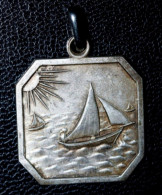 Médaille Pendentif Ancien Années 30 Métal Argenté Années 50 "Souvenir De Plage / Voilier - Phare" Bretagne - Colgantes