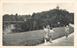 Paris 19ème , Buttes Chaumont * Jeux D'enfants Dans Les Parcs * Bollon Enfant - Speelgoed & Spelen