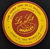 AUTOCOLLANT LE LIT DOUILLET - LITERIE MEUBLES - MAGASIN COMMERCE - LE MANS 72 SARTHE - Autocollants