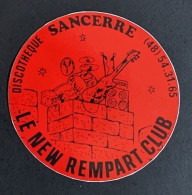 AUTOCOLLANT LE NEW REMPART CLUB - DISCOTHEQUE SANCERRE - DANCING NIGHT-CLUB - 18 CHER - Autocollants